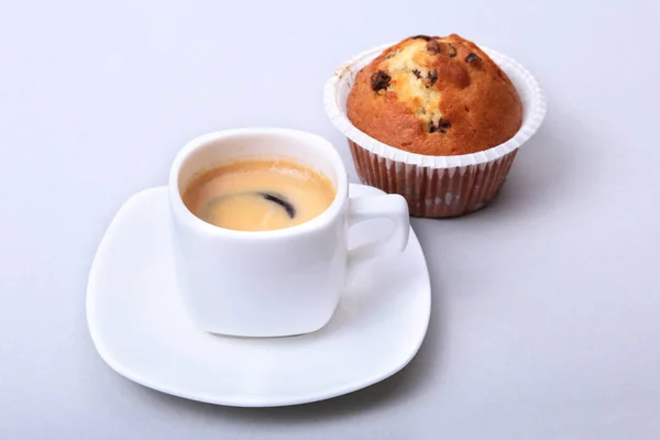 Klassieke espresso in witte cup met zelfgemaakte cake en chocolade op witte achtergrond. — Stockfoto