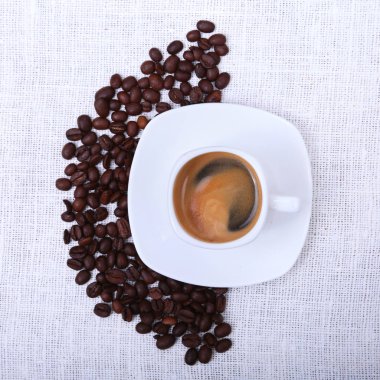 Klasik espresso ve beyaz arka plan üzerinde kahve çekirdekleri ile kahve fincanı.
