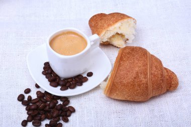 Çıtır taze kruvasanlar ve fincan kahve espresso bir beyaz arka plan, sabah kahvaltı, seçici odak