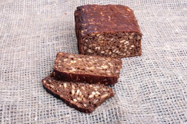 Taze ev yapımı ekmek üzerinde çul doku arka plan dokuma. Seçici odak.