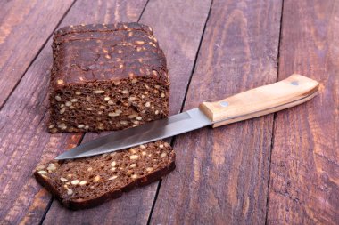 Taze ev yapımı ekmek ve ahşap arka plan üzerinde bıçak. Seçici odak.