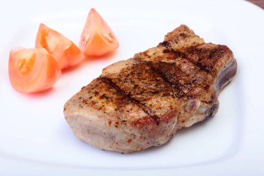 ahşap tahta üzerinde plaka üzerinde sebzeli ızgara domuz pirzolası