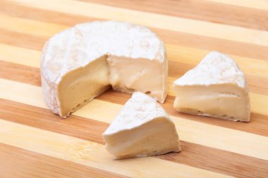 İle beyaz kalıp peynir. Ahşap masa Camembert veya brie tipi. Sağlıklı kahvaltı.