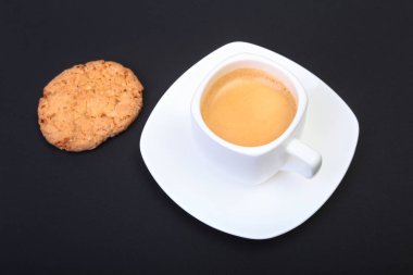 Klasik espresso ile ev yapımı kek siyah arka plan üzerine beyaz Kupası'nda. Seçici odak.