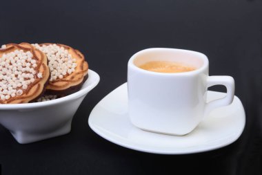 Klasik espresso ile ev yapımı kek siyah arka plan üzerine beyaz Kupası'nda. Seçici odak.
