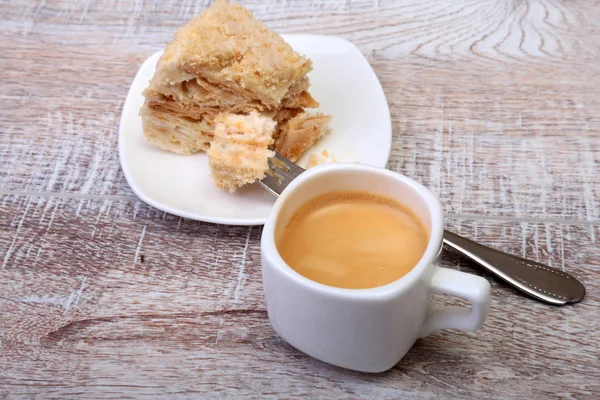 Bolo de sopro caseiro Napoleão no prato e café expresso tradicional isolado no fundo branco. close-up . — Fotografia de Stock