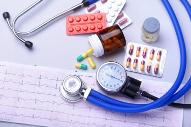 Yakın çekim stetoskop Rx reçeteli çeşitli haplarla yatan. Sağlıklı yaşam veya sigorta kavramı.