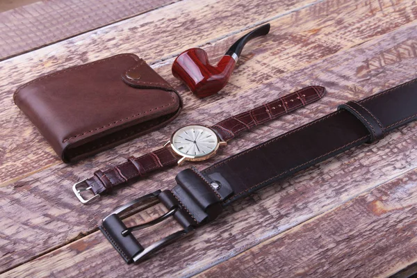 革のベルト、財布、時計、木製の背景の禁煙パイプとビジネスのためのメンズ アクセサリーのセットです。ファッションと旅行のコンセプト. — ストック写真