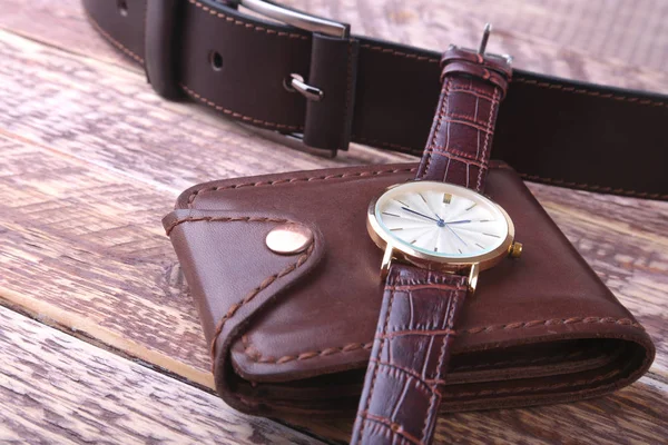 Accesorios para hombre con cartera de cuero marrón, cinturón y reloj . —  Fotos de Stock