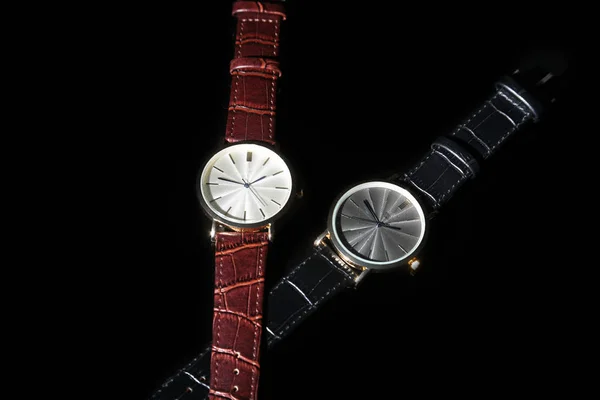 Accesorios para hombre con cartera de cuero marrón, cinturón y reloj . —  Fotos de Stock
