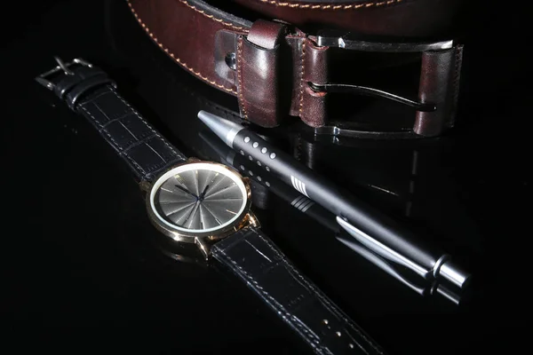 Accesorios para hombre con cartera de cuero marrón, cinturón y reloj . —  Fotos de Stock