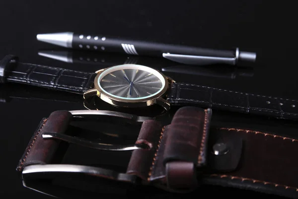 Mens accessoires met bruin lederen portemonnee, riem en horloge. — Stockfoto