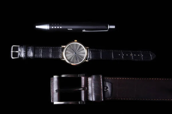 茶色の革財布、ベルト、時計、メンズ アクセサリー. — ストック写真