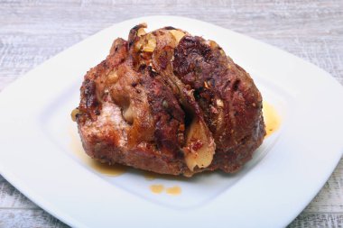 Izgara et beyaz plaka üzerinde kırmızı soslu biftek.