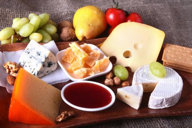 Meyve, üzüm ve fındık bir ahşap servis tepsi ile peynir çeşitleri.