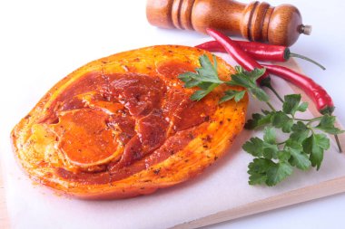 Çiğ domuz jambon ile baharatlar maydanoz yaprakları, biber ve baharat değirmeni beyaz arka plan üzerinde izole barbekü ızgara için hazır