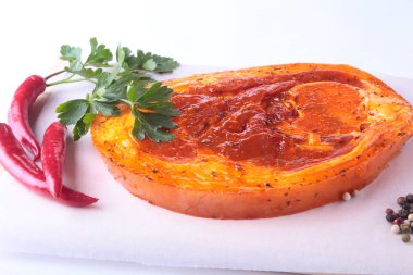 Baharatlar, maydanoz yaprakları ile biber beyaz arka plan üzerinde izole barbekü ızgara için hazır çiğ domuz jambon.