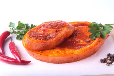 Baharatlar, maydanoz yaprakları ile biber beyaz arka plan üzerinde izole barbekü ızgara için hazır çiğ domuz jambon.