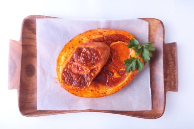 Baharatlar, maydanoz yaprakları ile biber beyaz arka plan üzerinde izole barbekü ızgara için hazır çiğ domuz jambon.