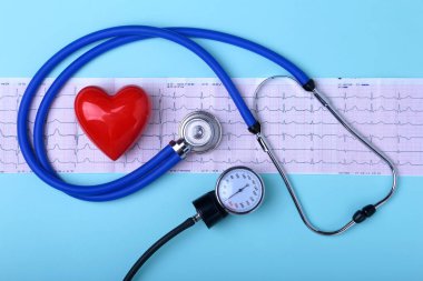 RX reçeteli, stetoskop ve kırmızı kalp boş. Sağlık ve tıp kavramı.