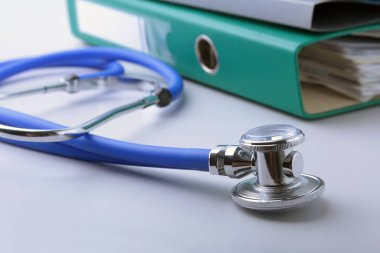 Klasör dosyası, stetoskop, kırmızı kalp ve beyaz arka plan üzerinde izole Rx reçete kitaplar