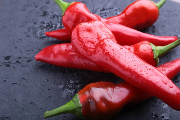 Ingrediente de hierba orgánica fresca de chile rojo en venta en el mercado . — Foto de Stock