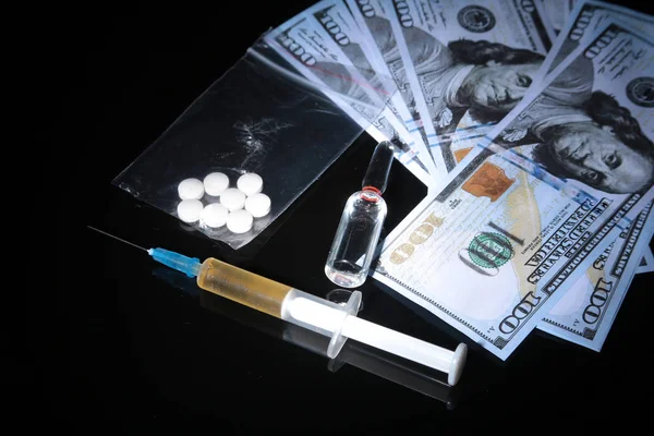 Conceito de tráfico de drogas, criminalidade, dependência e venda - close-up de drogas e dinheiro . — Fotografia de Stock