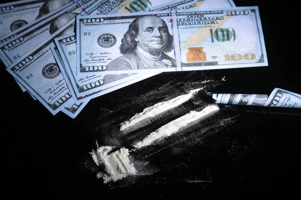 Cocaine drugs heap still life on a mirror with rolled 100 dollar banknote, closeup view. — Stock Photo, Image