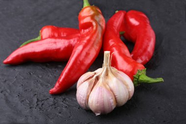 Kırmızı sıcak biber biber, sarımsak ve soğan. Taze organik sebze.