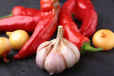 Kırmızı sıcak biber biber, sarımsak ve soğan. Taze organik sebze.