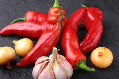 Kırmızı sıcak biber biber, sarımsak ve soğan. Taze organik sebze.