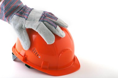 koruyucu eldiven işçi turuncu bir kask elinde tutuyor. Güvenlik kask.