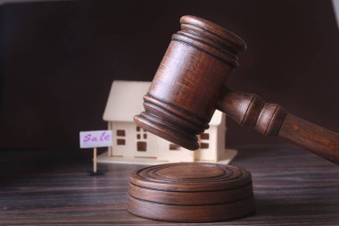 Ev Satılık, açık artırma çekiç, yetki ve minyatür ev sembolü. Mahkeme kavramı.