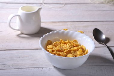 Bir kase ve cam sütlü Mısır gevreği tahıl. Sabah kahvaltı.