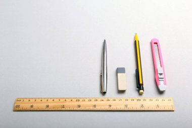 Ofis, banka donatımı ve becerikli alet üstünde okul sırası. Üstten Görünüm