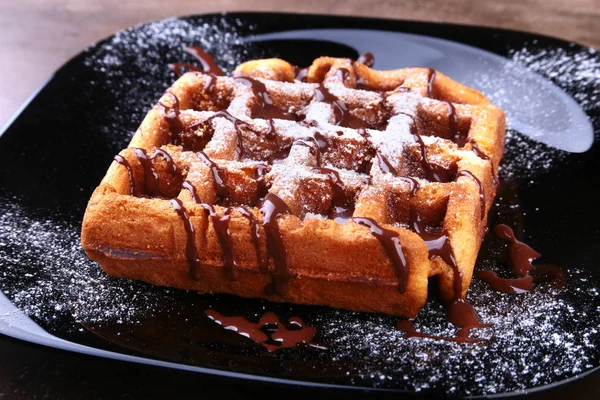 Placa preta com waffles belgas caseiros com peneiramento de açúcar em pó . — Fotografia de Stock