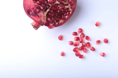 Nar taneleri ve kopya alanı için yer beyaz zemin üzerine Beautiful olgun nar.