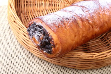 Haşhaş tohumu ve ceviz rulo, geleneksel Chistmas beigli kek üzerine ahşap masa.