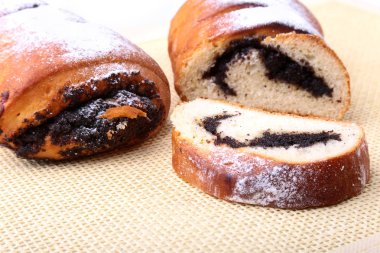 Haşhaş tohumu ve ceviz rulo, geleneksel Chistmas beigli kek üzerine ahşap masa.