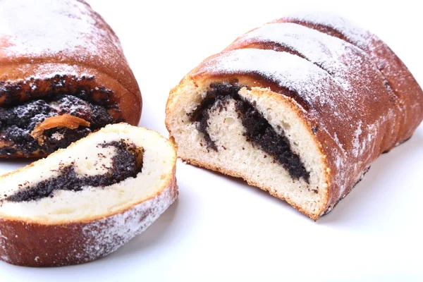 Rollos de semillas de amapola y nuez, pastel de chistmas tradicional de lechón aislado sobre fondo blanco . — Foto de Stock