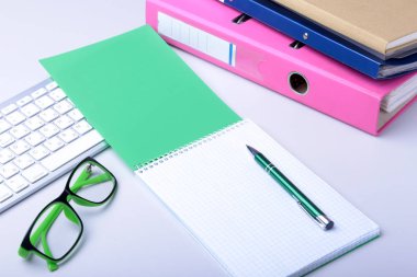 Ofis resepsiyon masaları boş defter, klavye, diğer malzemeleri ve kahve fincanı. Kopya alanı ile üstten görünüm