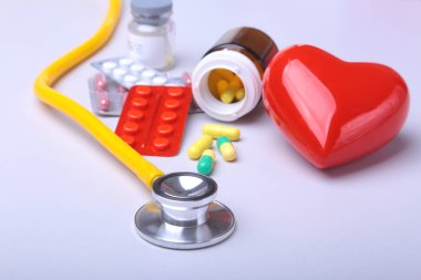 Renkli hap, tablet, kapsül kabarcıklar, stetoskop ve eczacılık ve tıp için kırmızı kalp