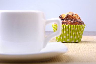 Ev yapımı çikolata kahve ile kek ahşap arka plan üzerinde fiş.