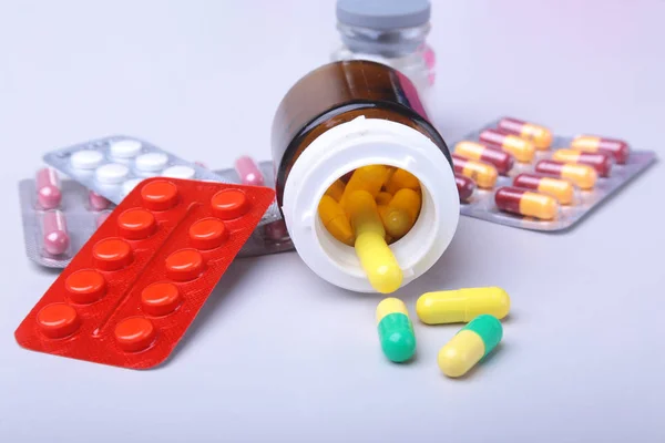 Píldoras de color, tabletas, cápsulas ampollas y corazón rojo por Farmacia y Medicina . — Foto de Stock