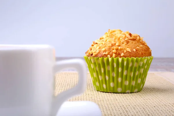 Muffins hechos en casa de chips de chocolate con café sobre fondo de madera — Foto de Stock