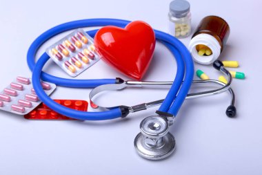 steteskop ve kırmızı kalp, renkli hap, tablet, kapsül kabarcıklar eczane ve ilaç için.