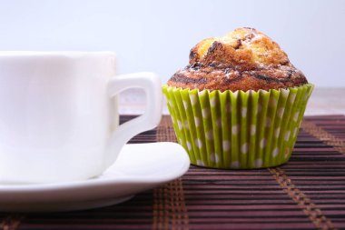 Çikolata kahve ile kek ahşap arka plan üzerinde fiş.