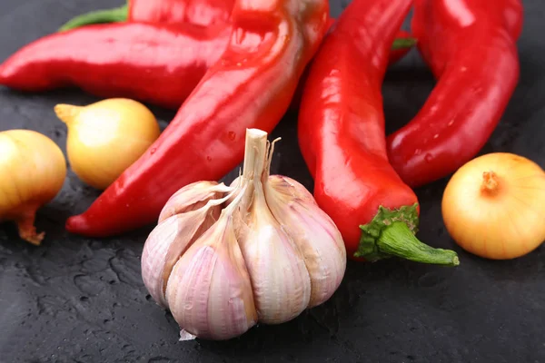 Kırmızı sıcak biber biber, sarımsak ve soğan. Taze organik sebze.