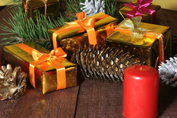 Kerst cadeau goud, rode doos met gouden kleur boog en kaarsen. Kerstdecoratie. — Stockfoto