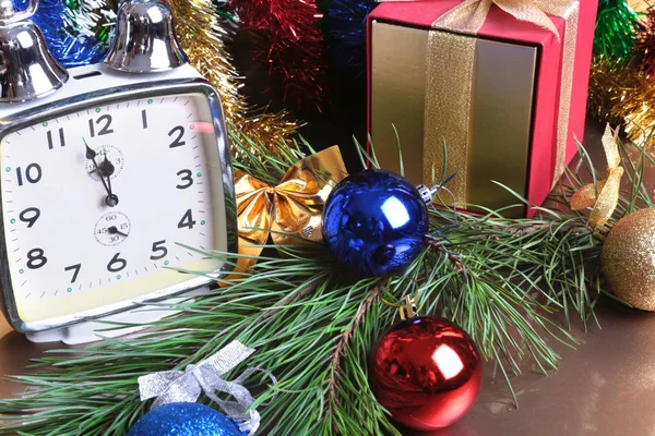 Clock and gift box on a christmas background — Stock Photo, Image